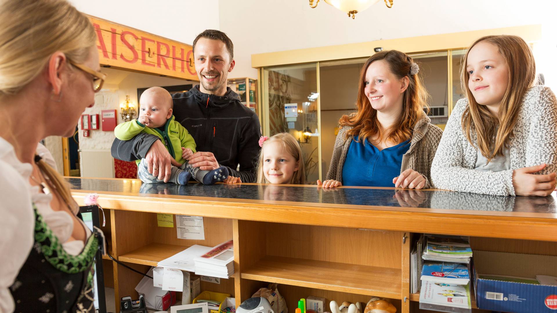 Familie beim Check-In im Familotel Kaiserhof in der Zugspitzarena