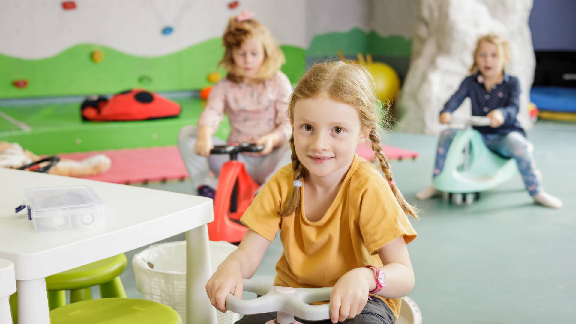 Kinder sitzen auf Bobbycar