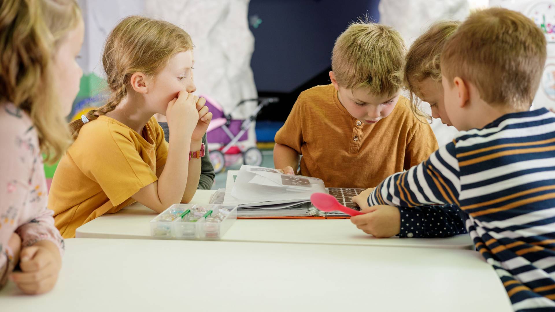 Kinder suchen sich Glitzertattoos aus