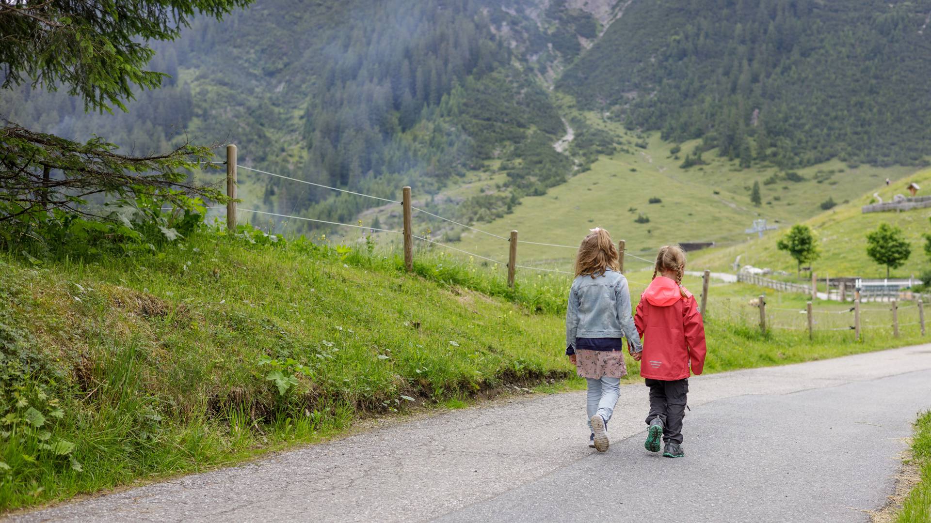 Kinder spazieren Straße herunter