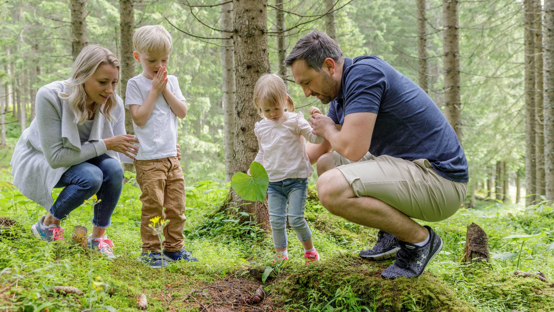 Familie im Wald