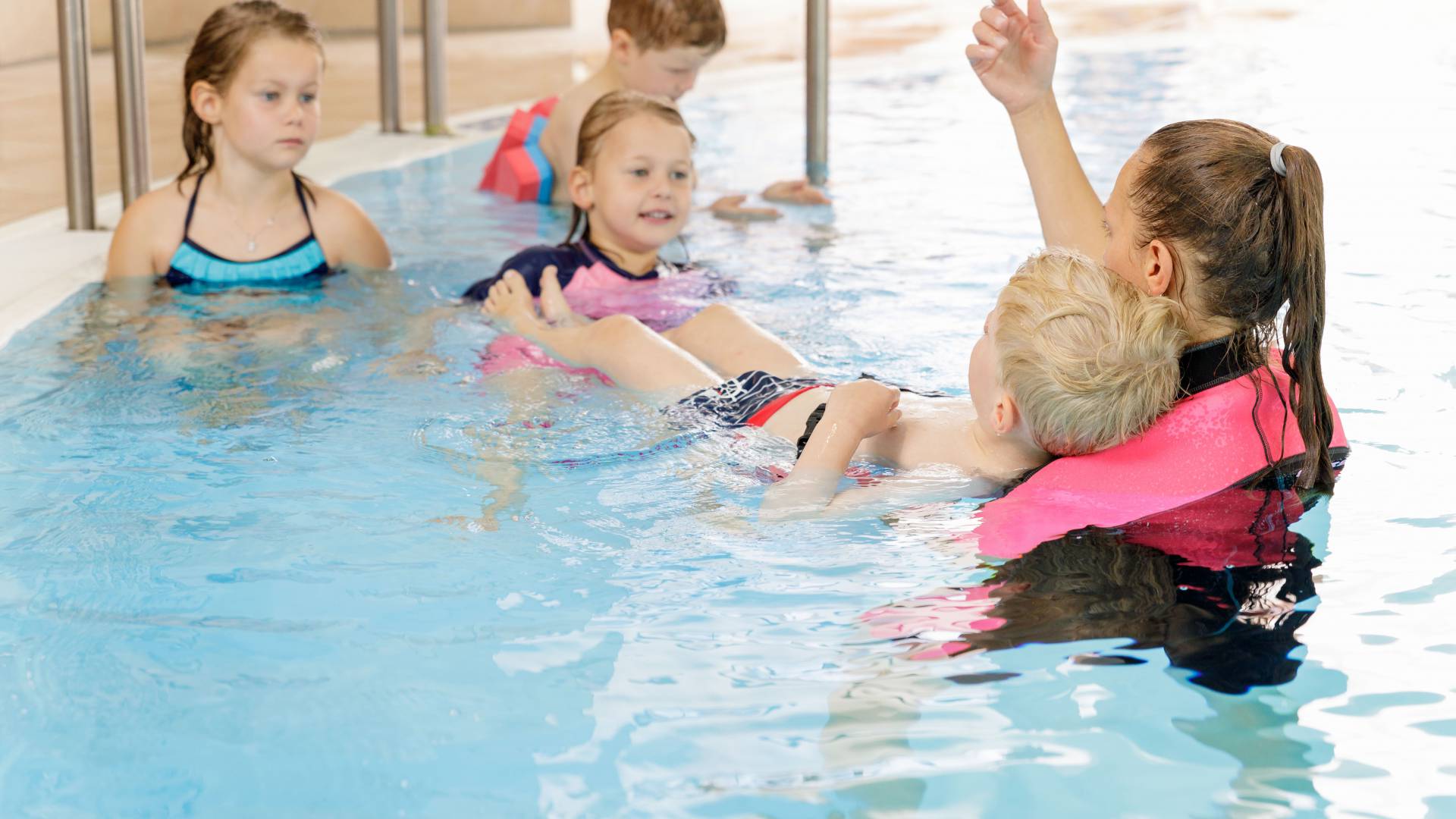 Kindergruppe beim Schwimmunterricht