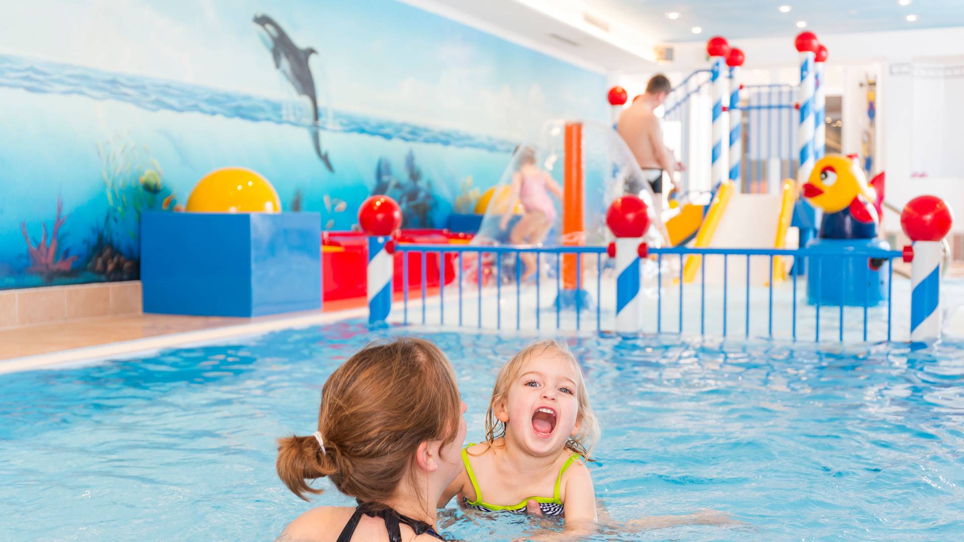 Mutter und Kind im Kinderschwimmbecken im Familotel Kaiserhof