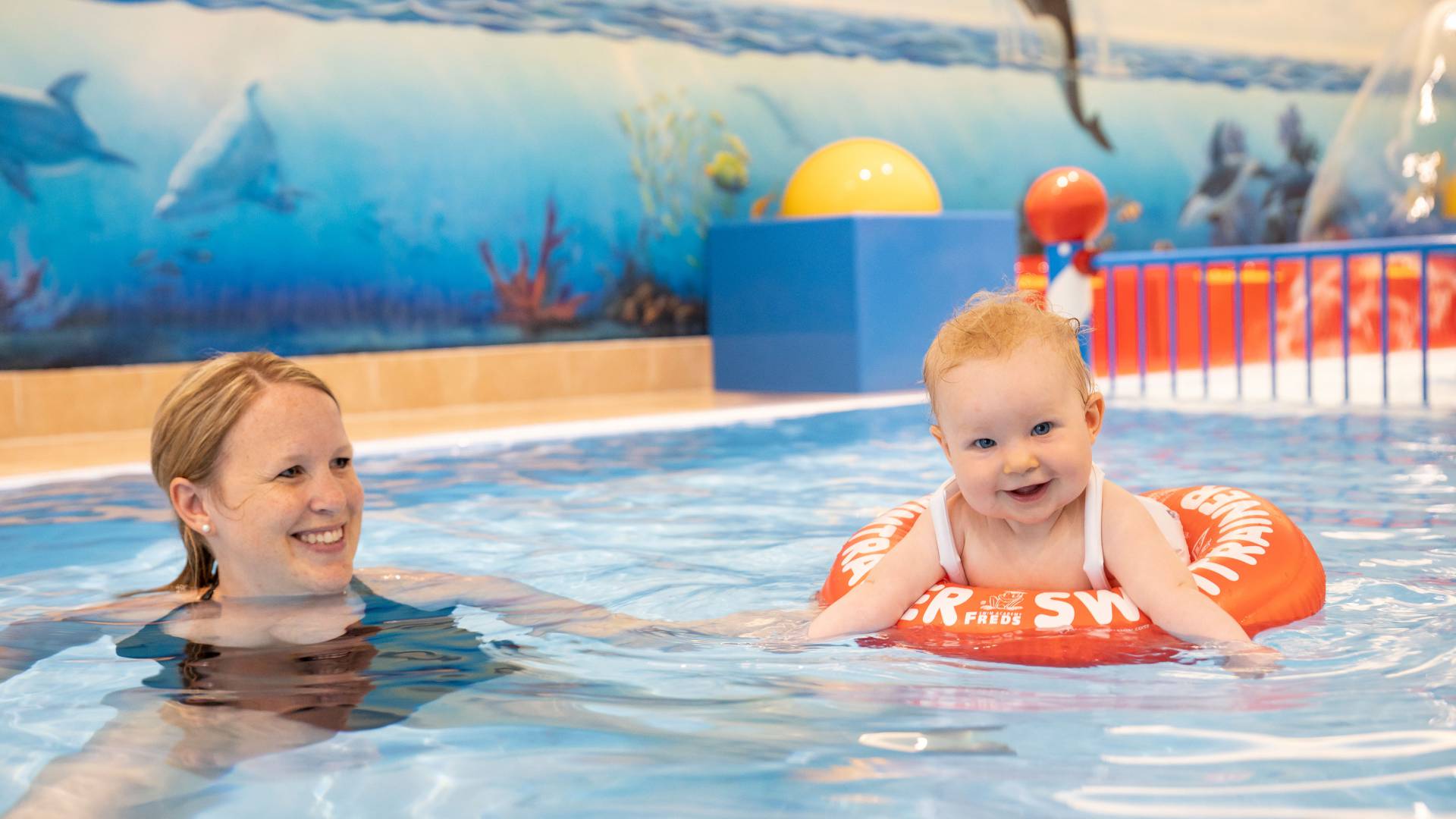 Baby im Schwimmreifen im Pool des Familotel Kaiserhof