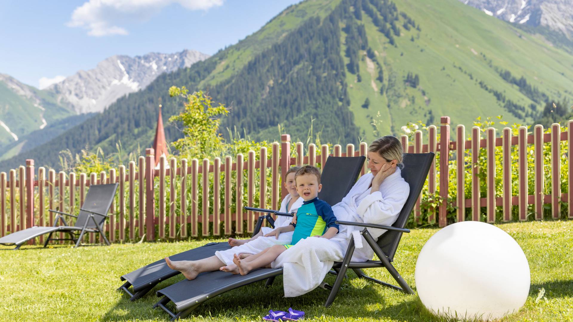 Mutter entspannt auf Liegen im Familotel Kaiserhof in Berwang, Tirol
