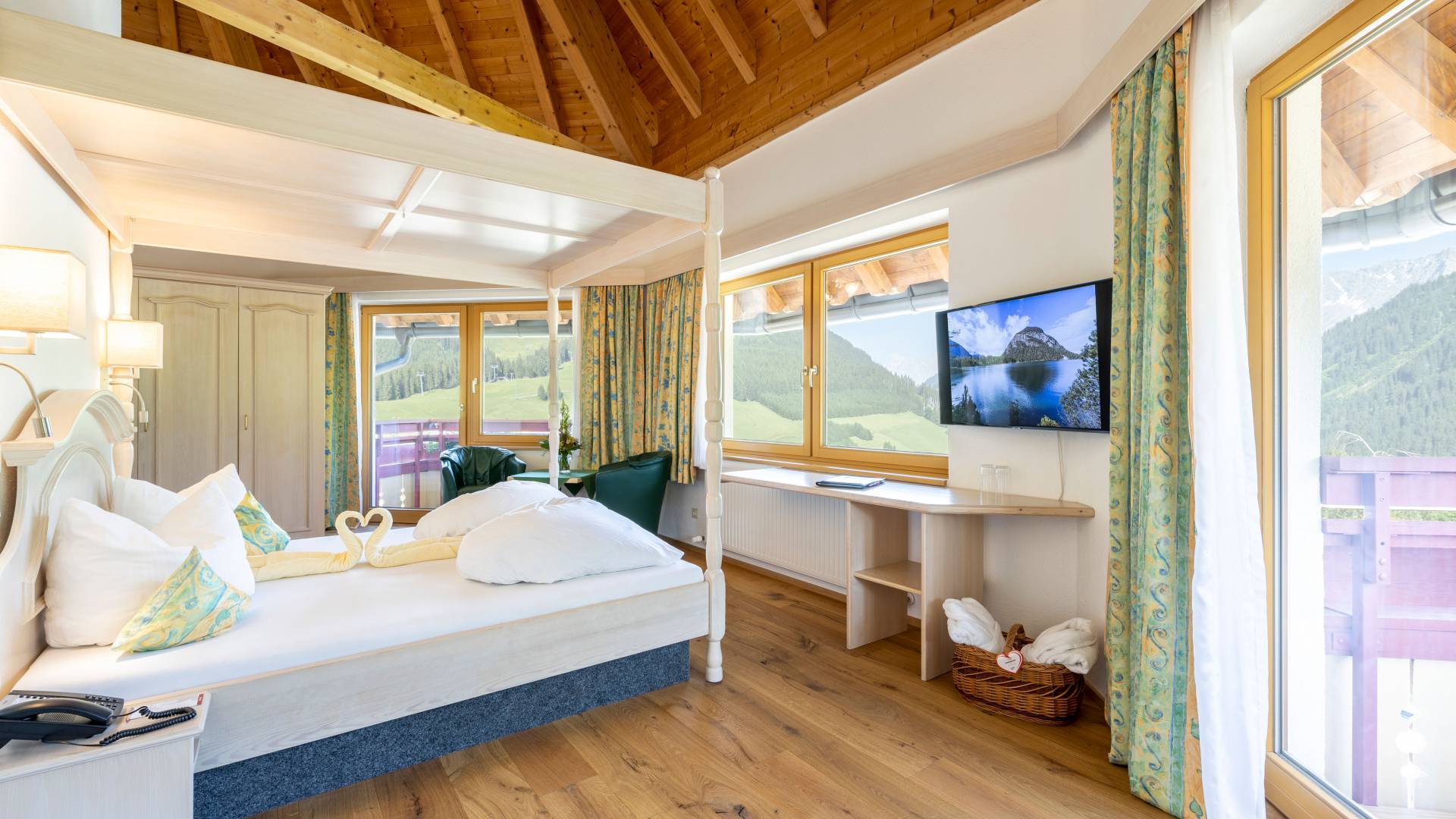 Doppelzimmer mit Balkon im Familotel Kaiserhof in Tirol