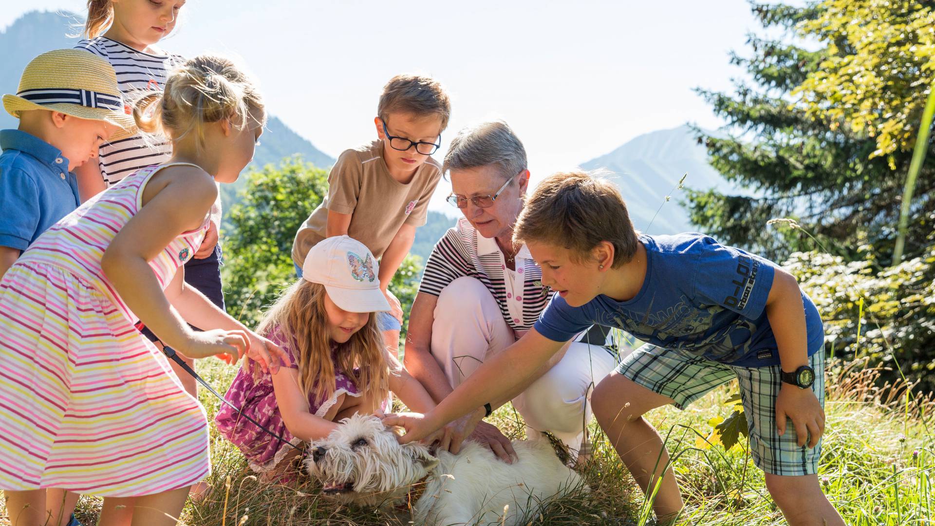 Kinder streicheln einen Hund