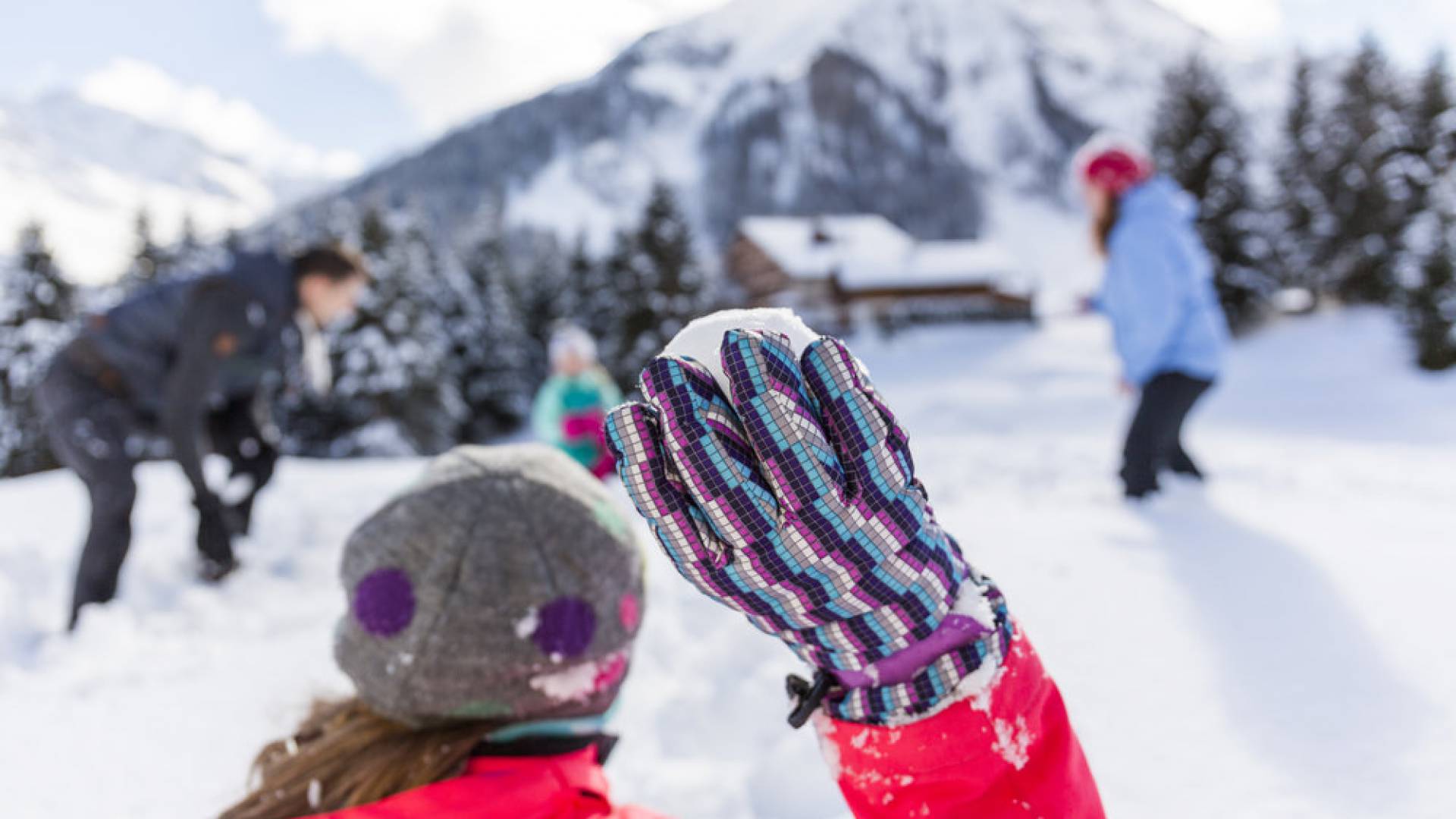 Schneenballschlacht im Winter