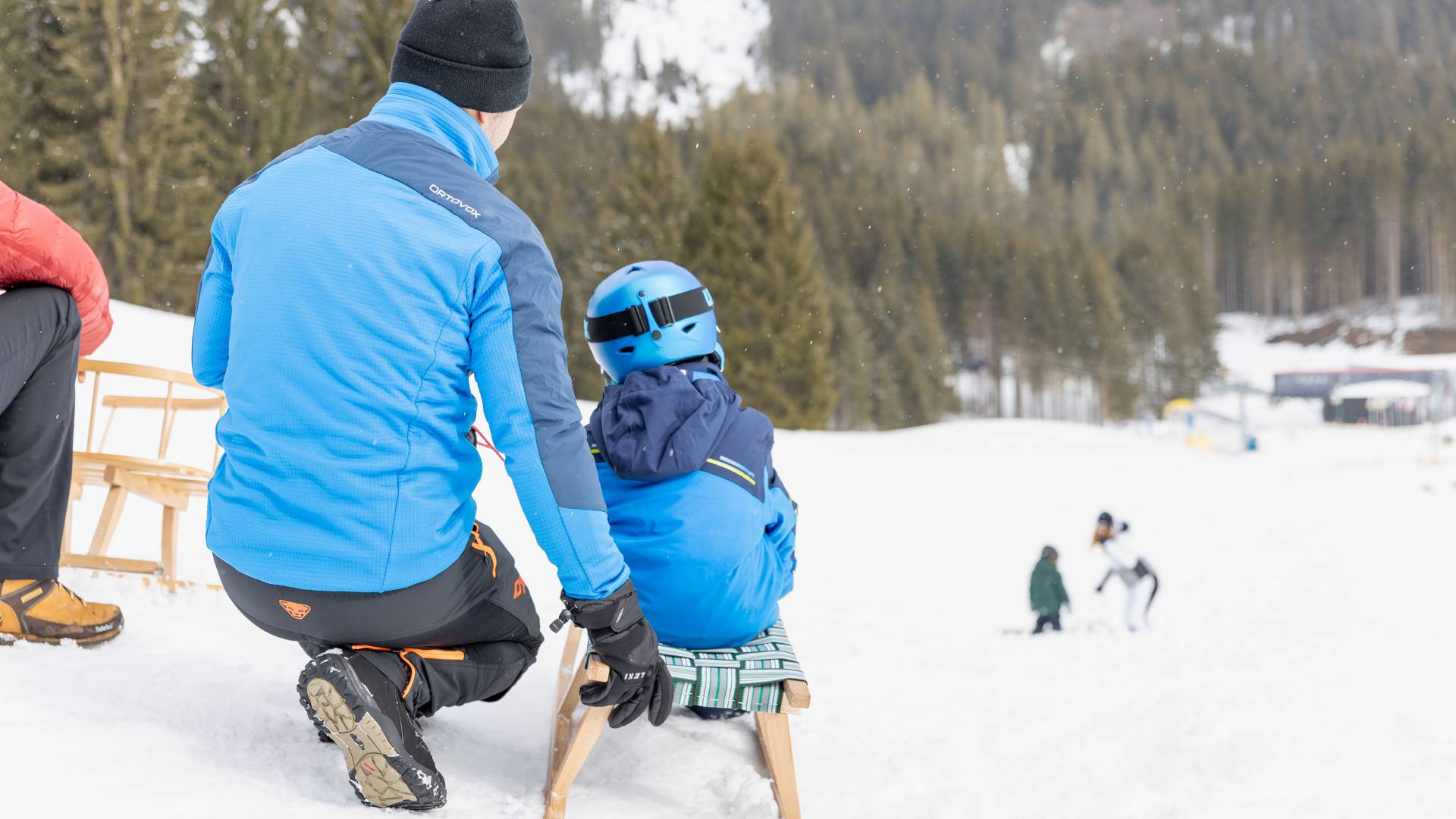 Vater und Sohn beim Rodeln in der Zugspitz-Arena