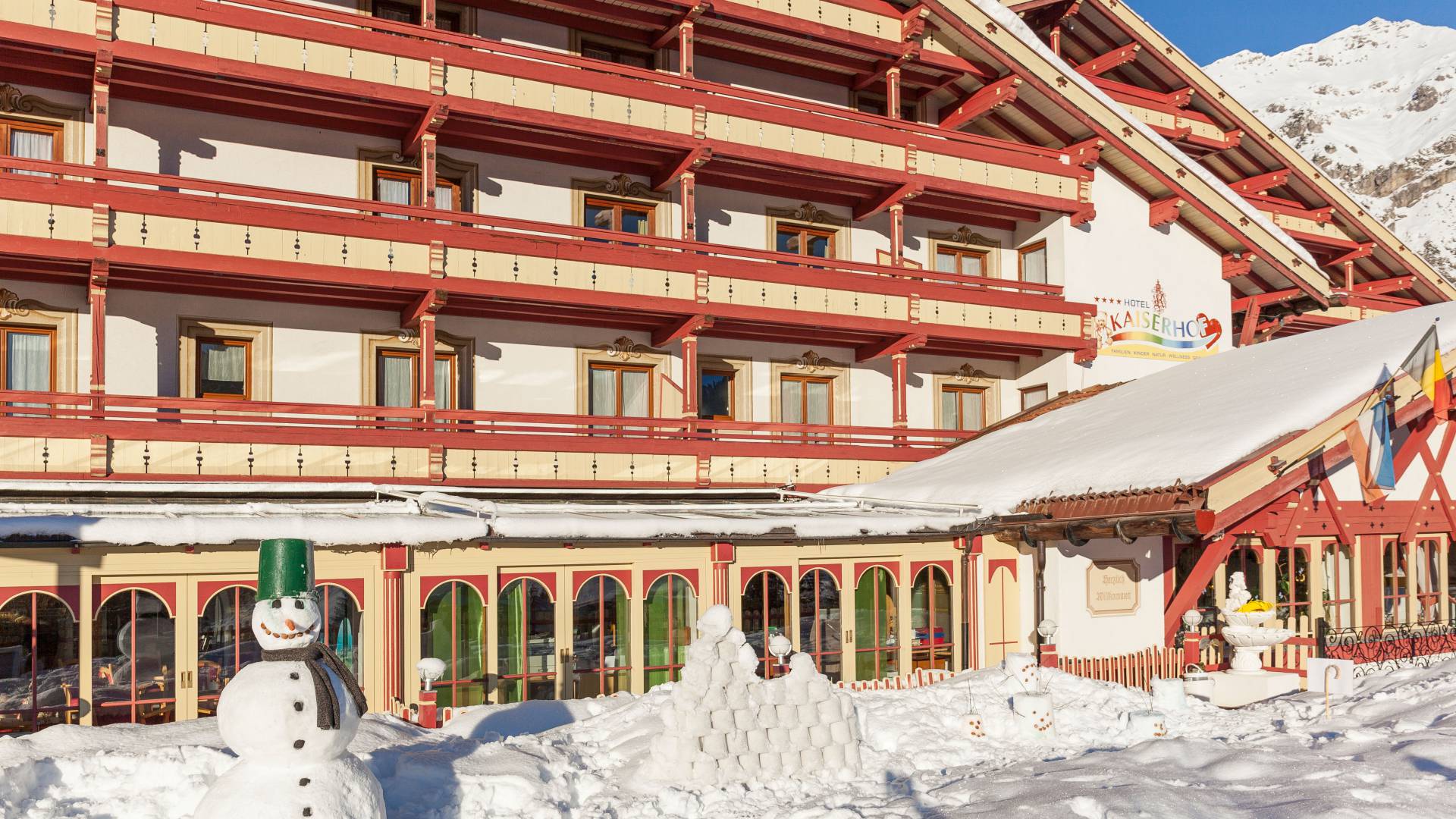 Exterior view of the Familotel Kaiserhof in winter