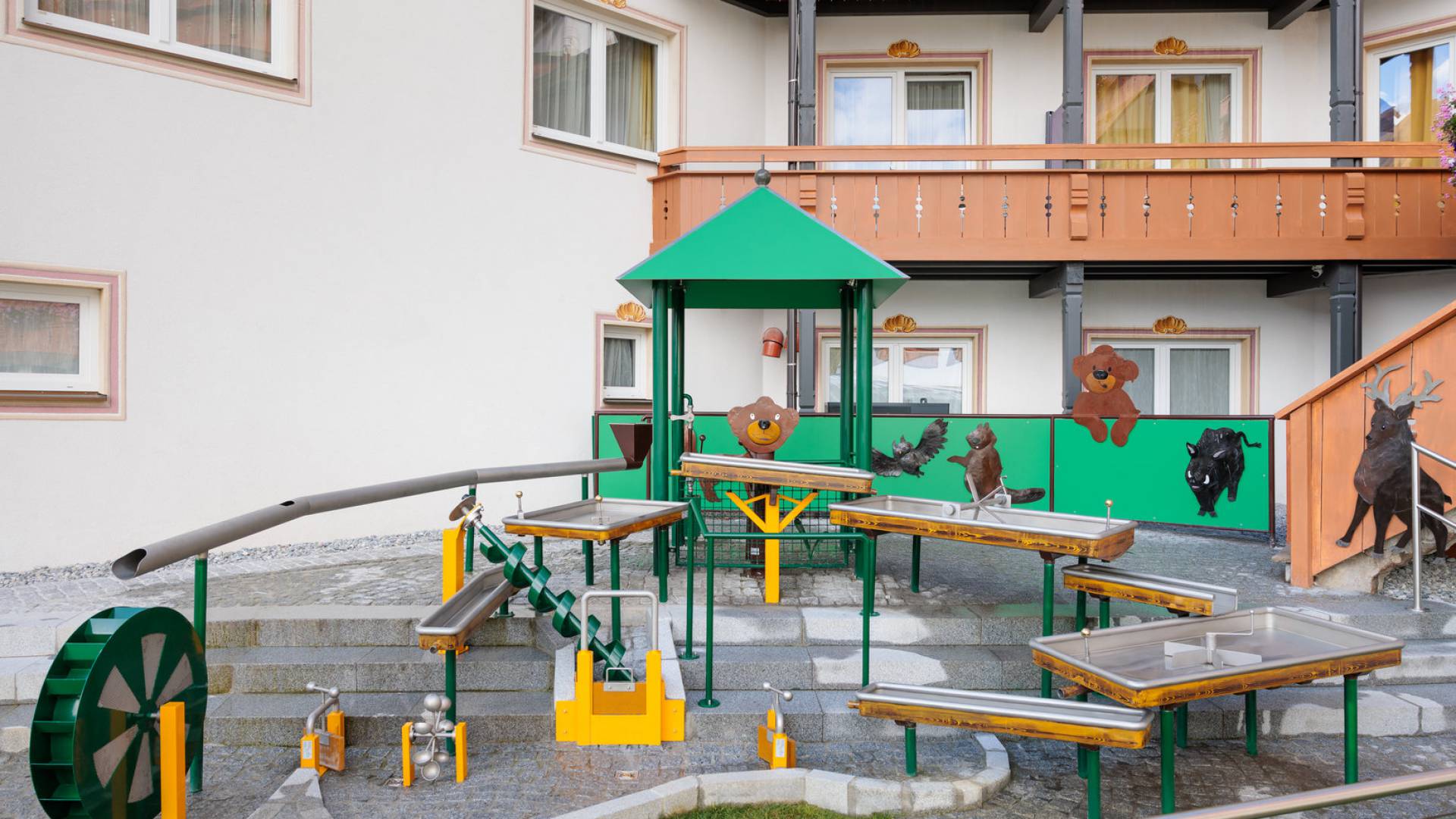 Das Wasserspiel für kleine Kinder in der Außenanlage der Wasserwelt im Familotel Kaiserhof. Das Bunte Wasserspiel ist so konstruiert, dass Kleinkinder auf mehreren Ebenen das Wasser entdecken können.