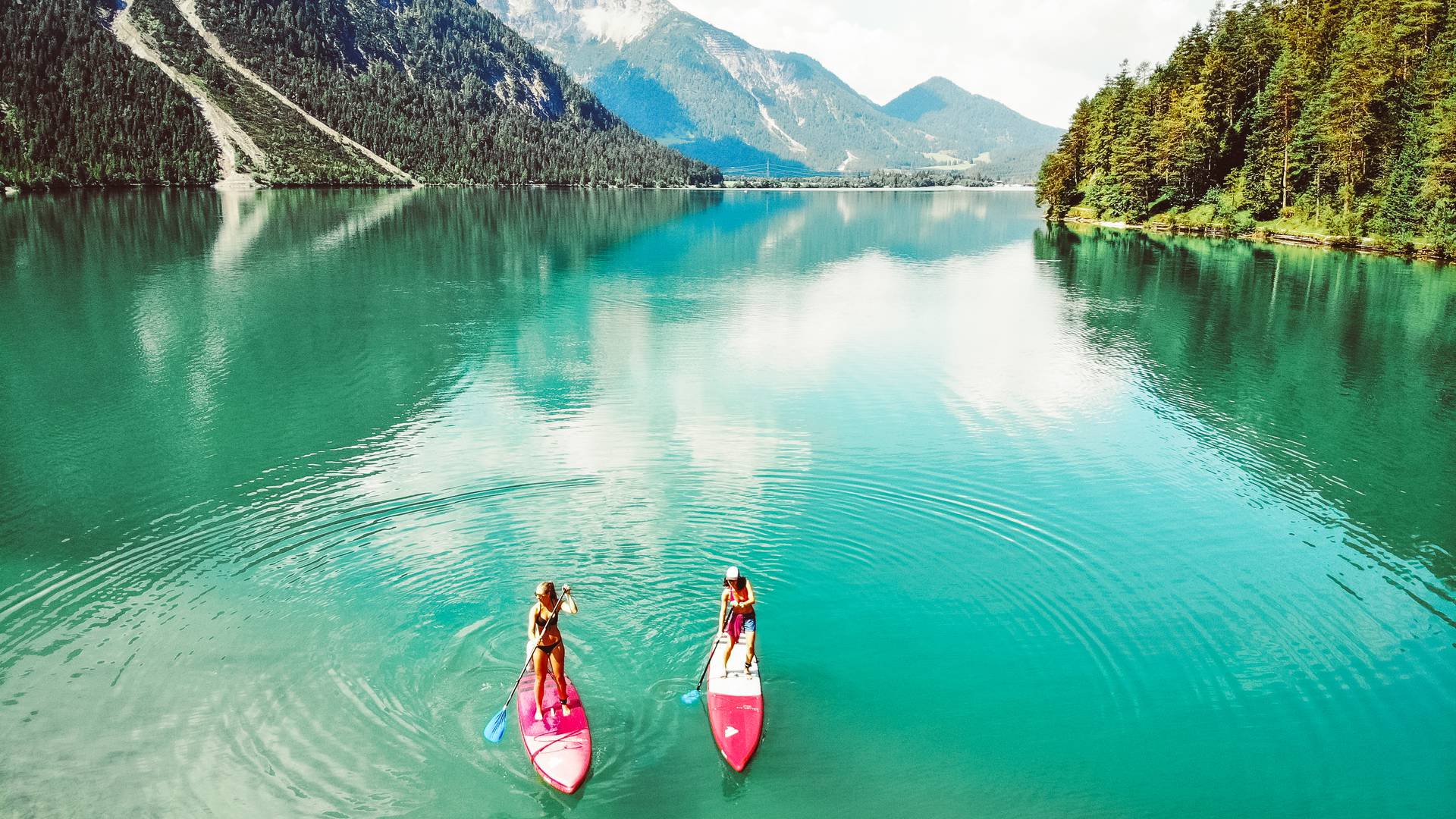 Zwei Frauen auf SUP-Boards am Heiterwanger See 